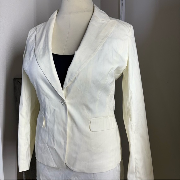 New York & Company cream color suit set Tailored Blazer with Notched Lapels - Picture 3 of 16